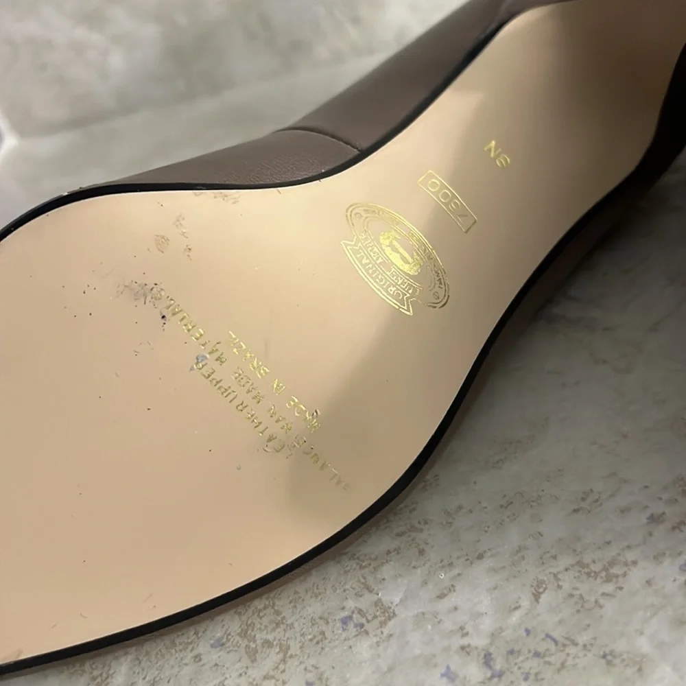 Etienne Aigner Vintage Leather Classic Heel Pumps size 8 N never worn